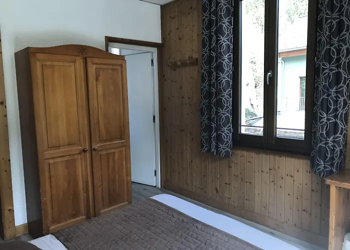 Des Lacs מלון 2*